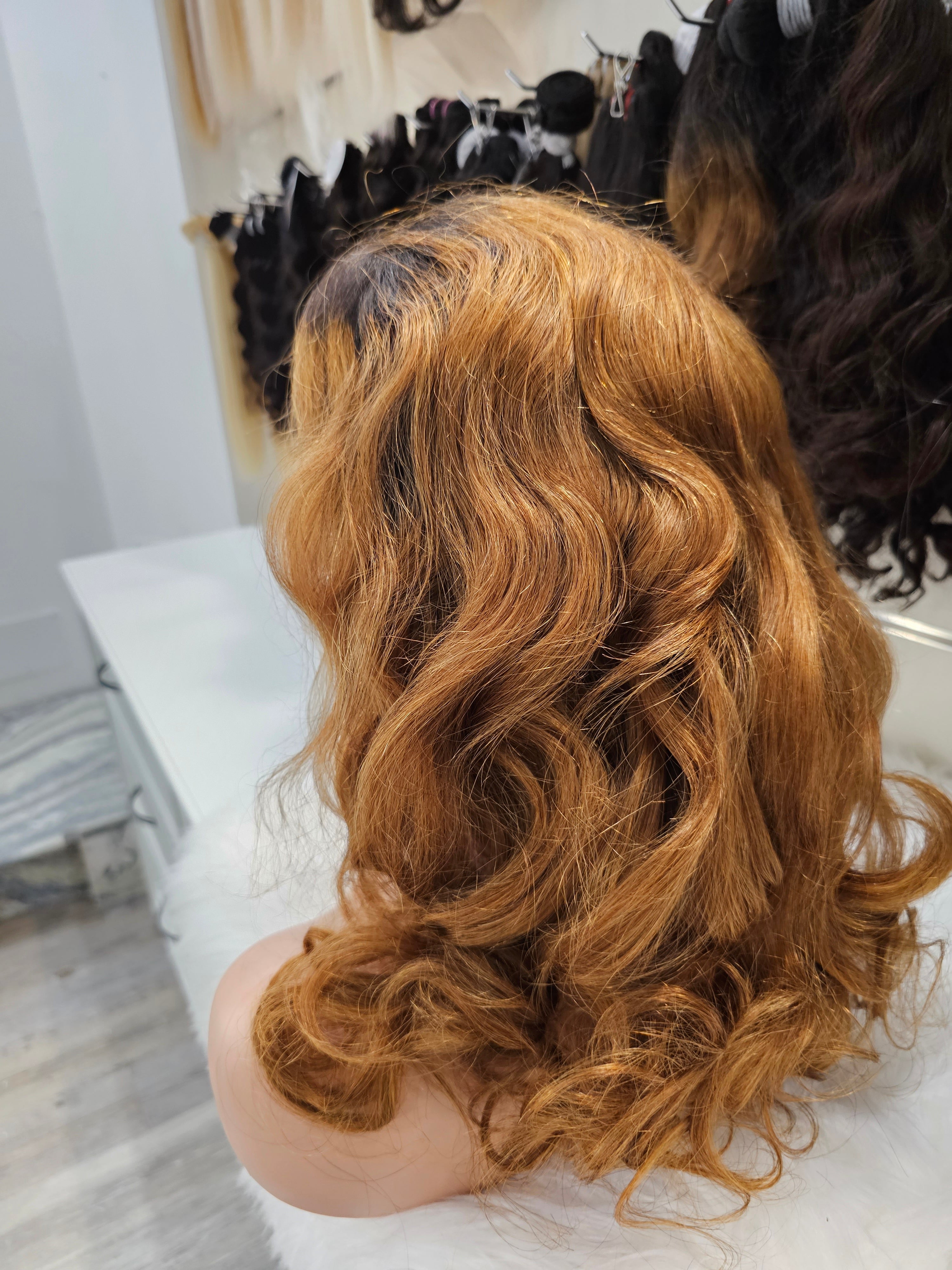 Parrucca mossa lunghezza lunga 14" , molto densa con frontale colore 27